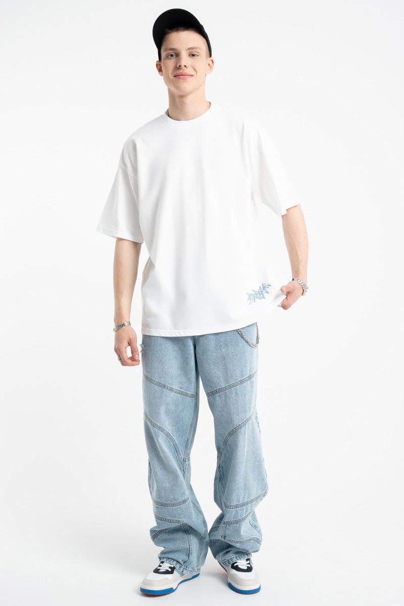 Biały t-shirt z autorską grafiką z tyłu