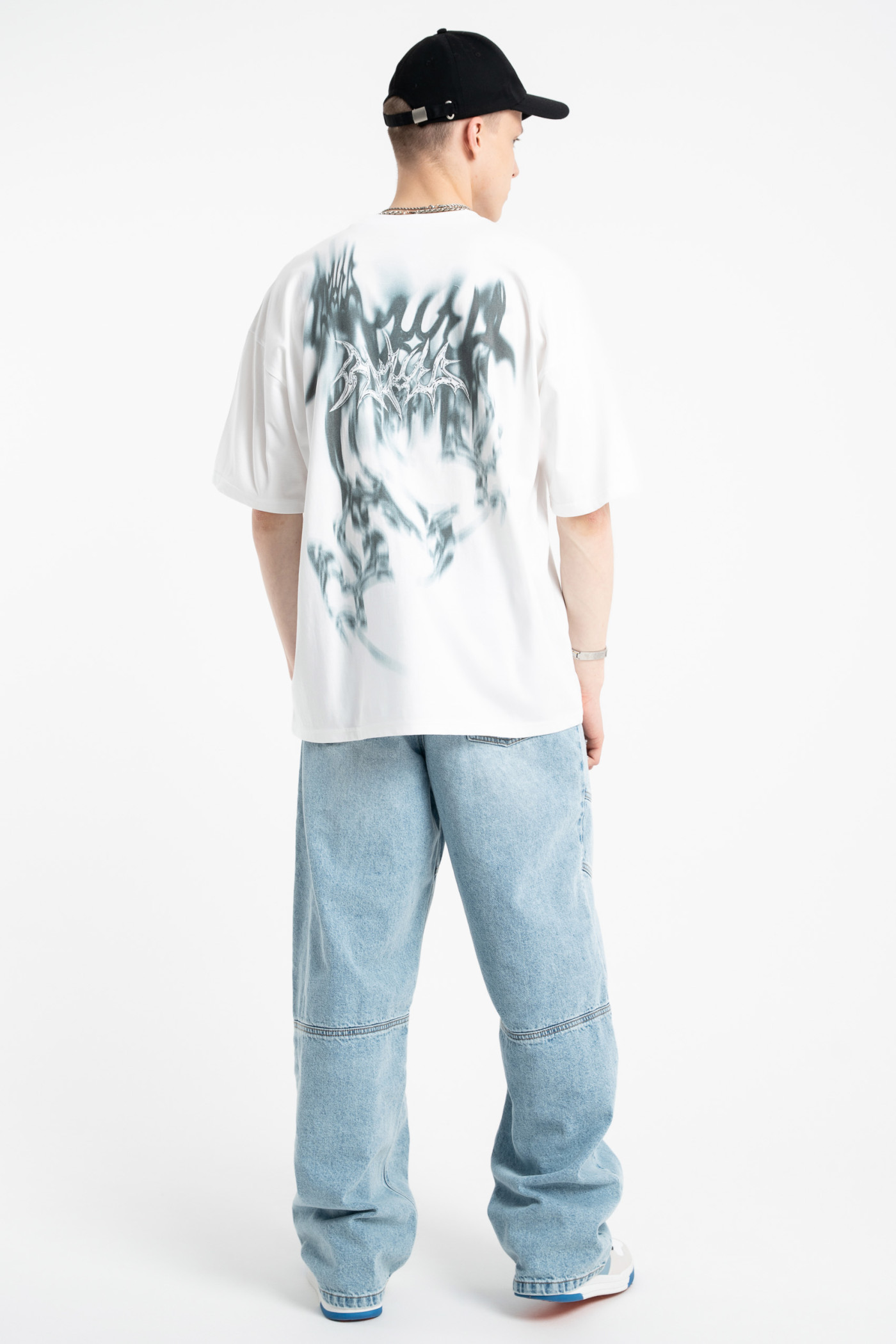 Biały t-shirt z autorską grafiką z tyłu
