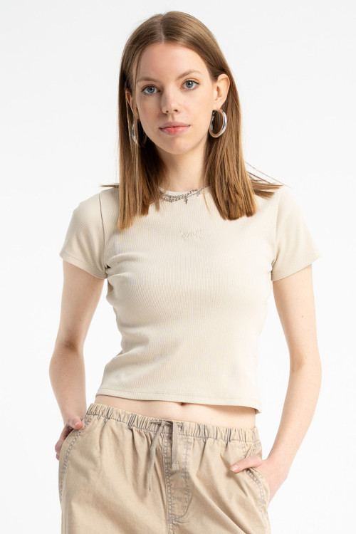 Kremowy CROP TOP z dzianiny prążkowanej