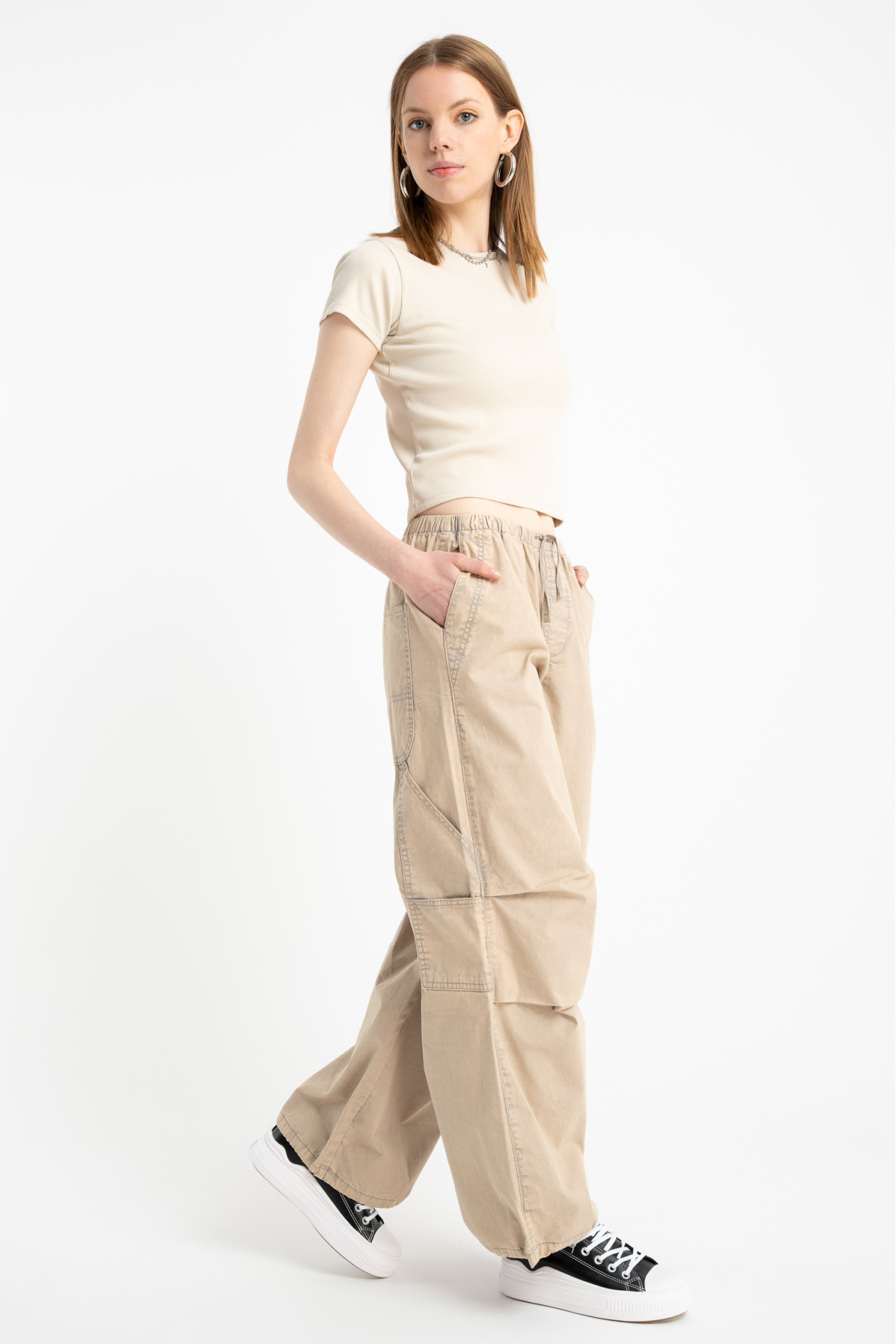 Kremowy CROP TOP z dzianiny prążkowanej