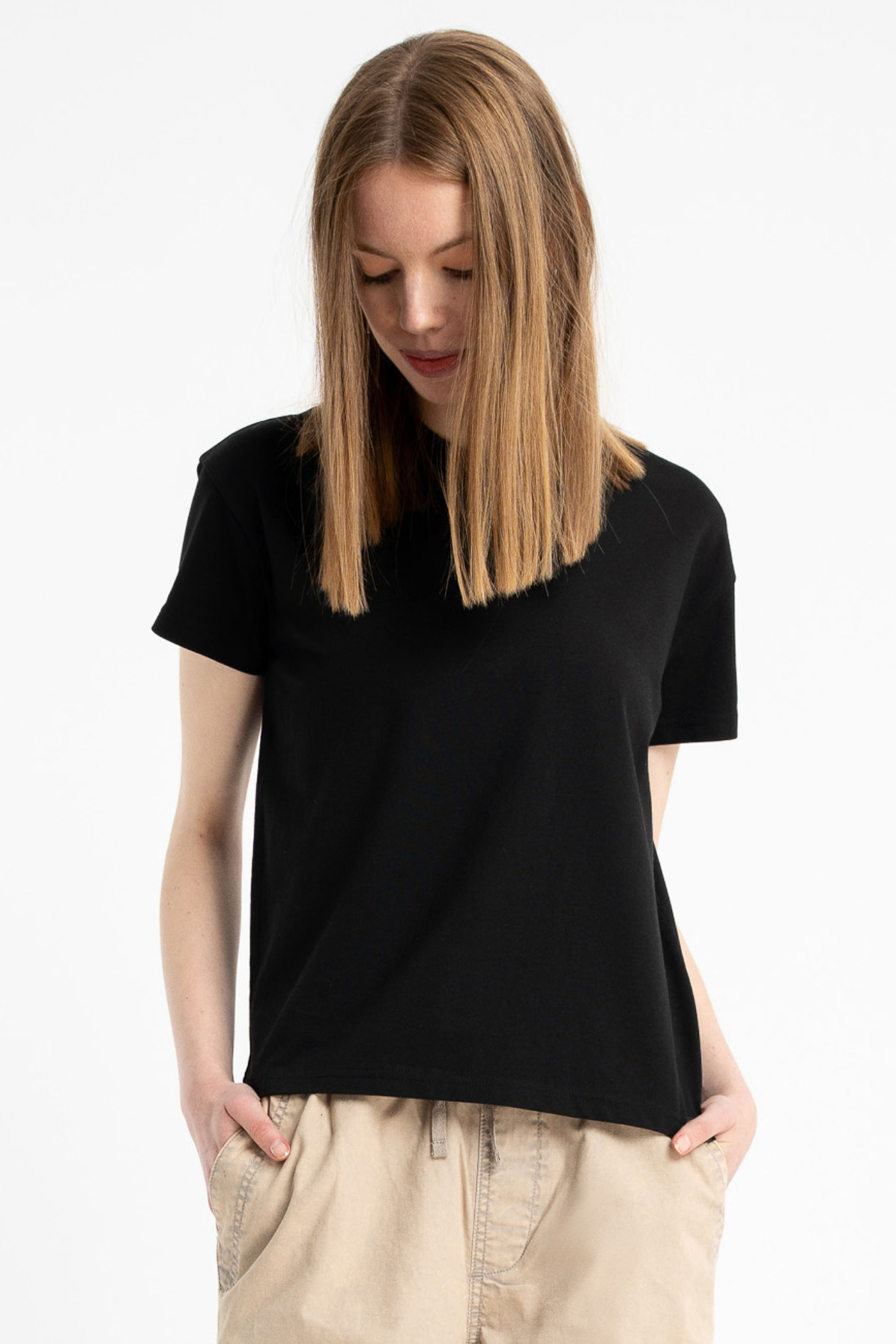 Czarny t-shirt z minimalistyczną naszywką z przodu