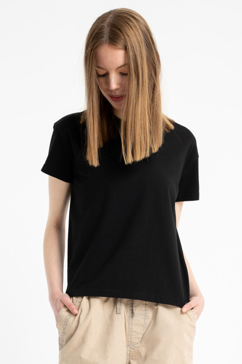 Czarny t-shirt z minimalistyczną naszywką z przodu