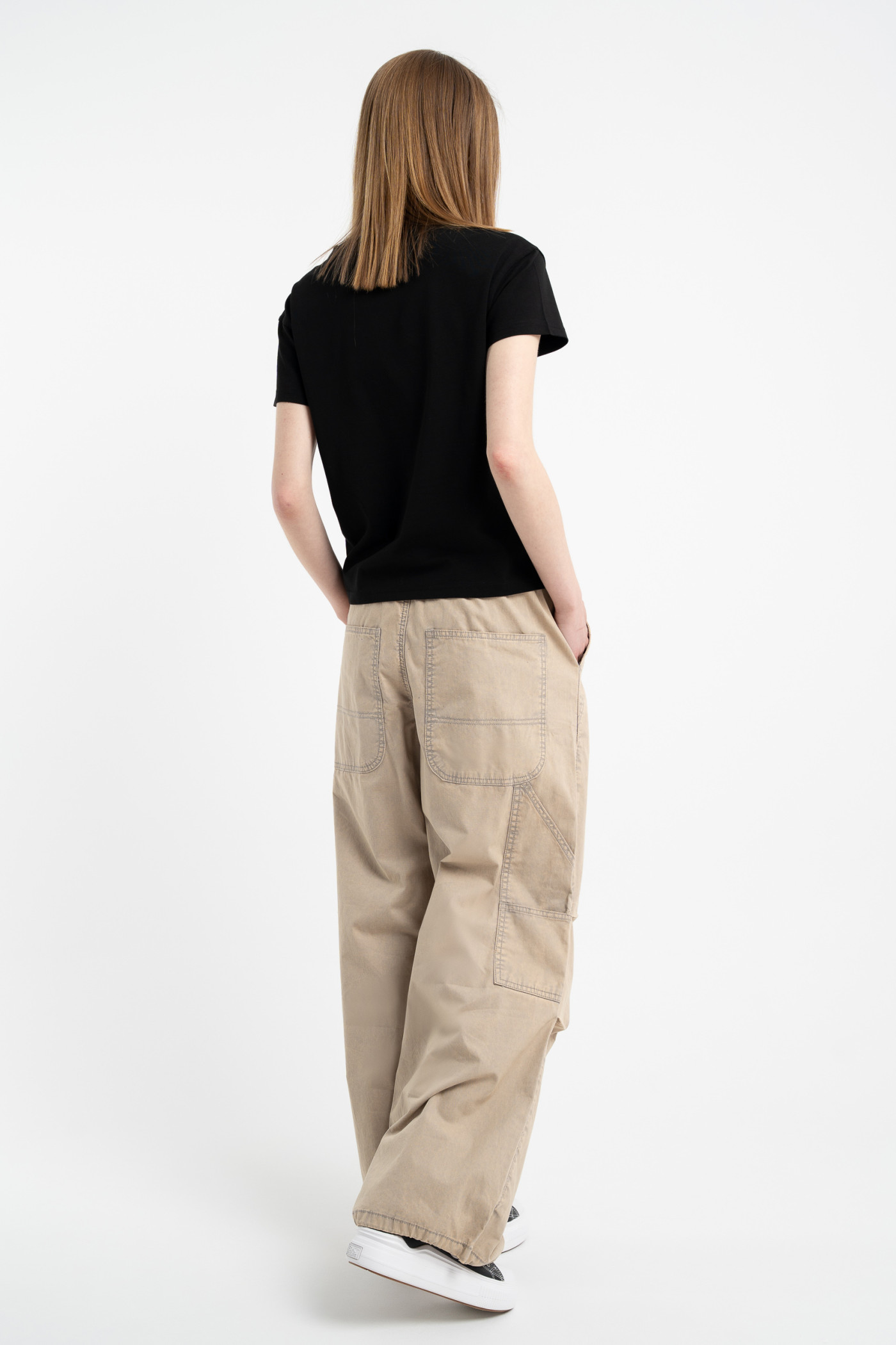 Czarny t-shirt z minimalistyczną naszywką z przodu