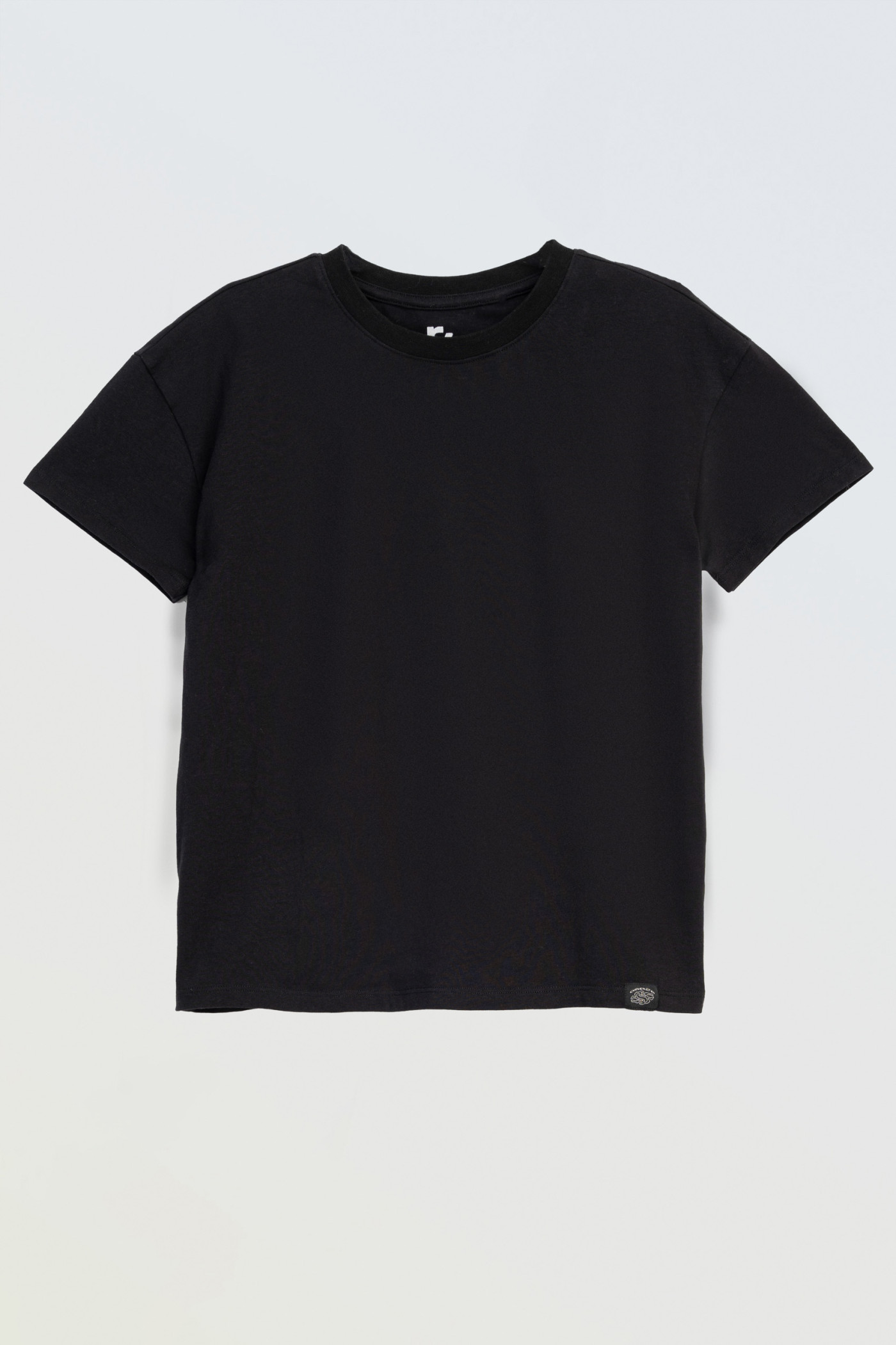 Czarny t-shirt z minimalistyczną naszywką z przodu