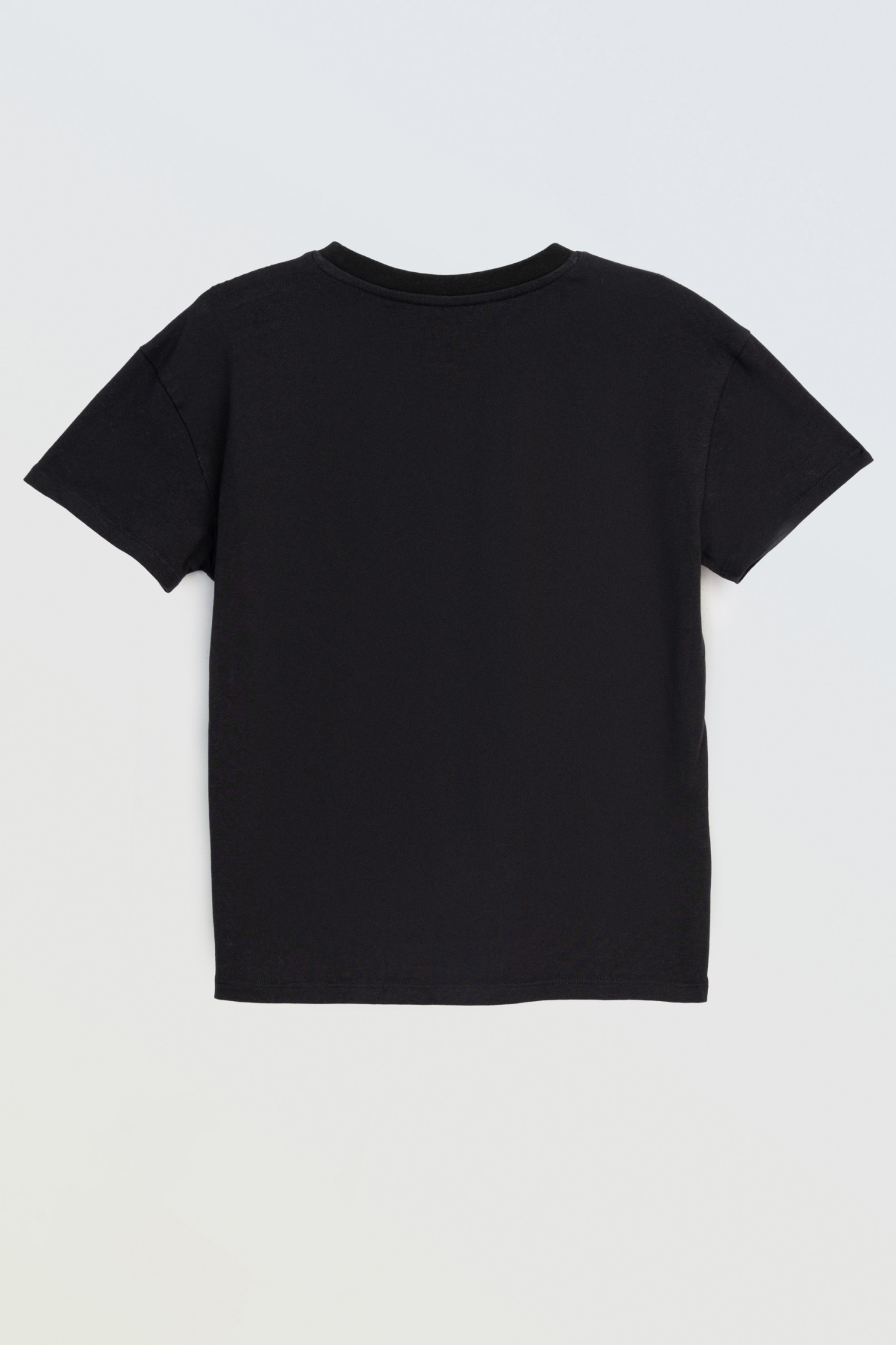 Czarny t-shirt z minimalistyczną naszywką z przodu