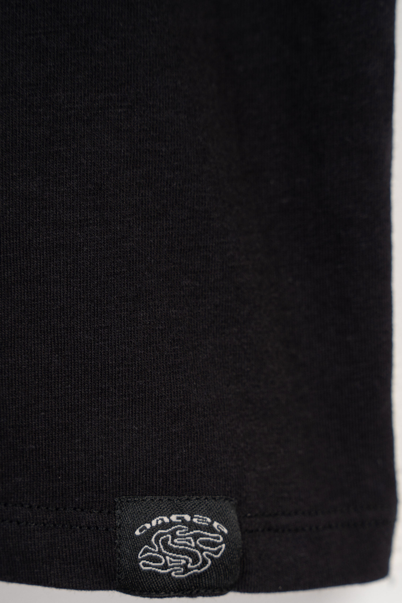 Czarny t-shirt z minimalistyczną naszywką z przodu