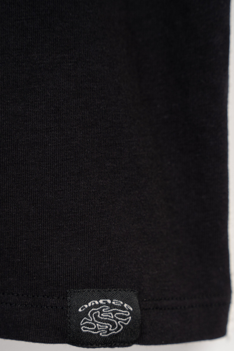 Czarny t-shirt z minimalistyczną naszywką z przodu