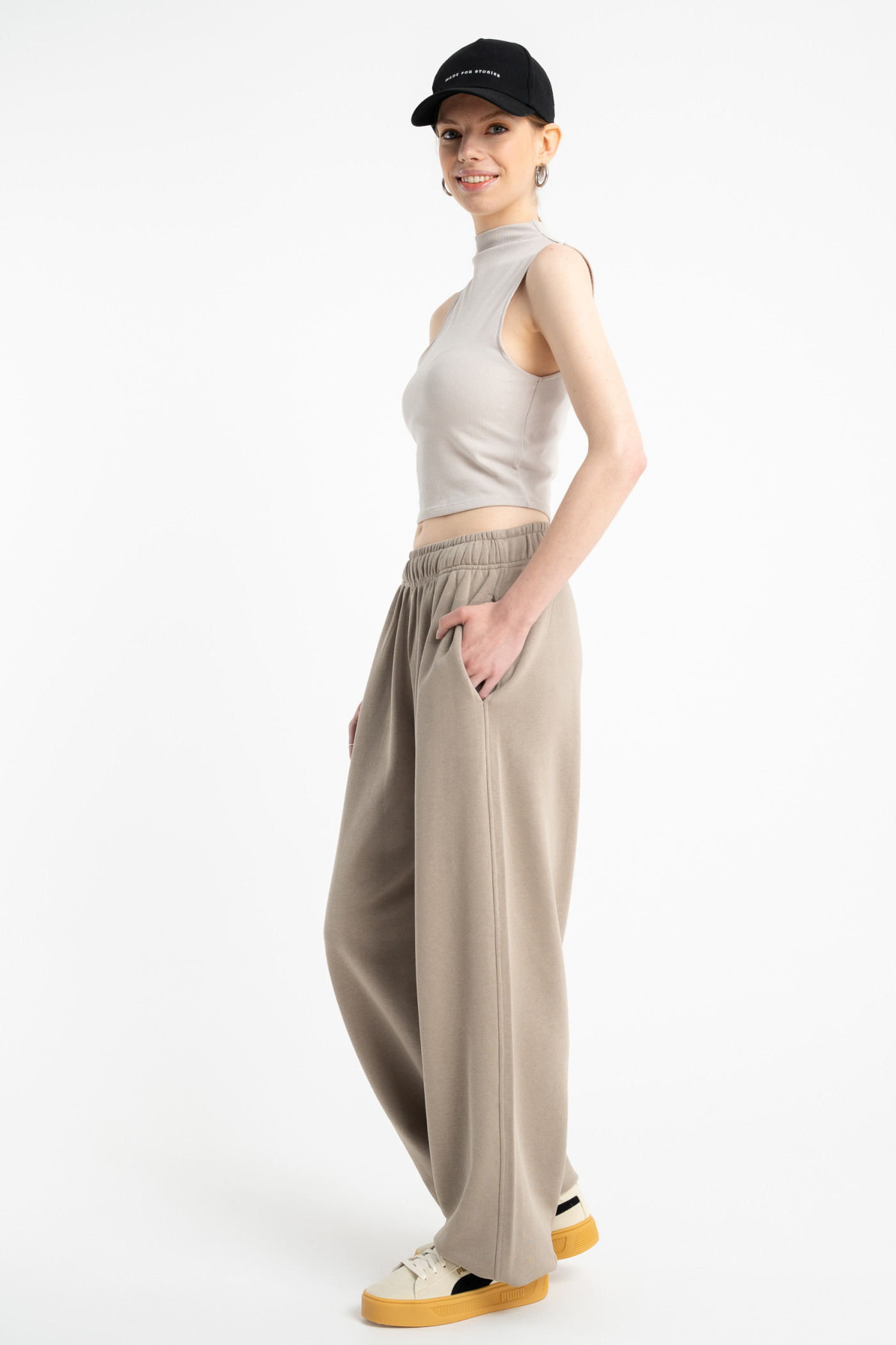 Beżowy CROP TOP z dzianiny prążkowej