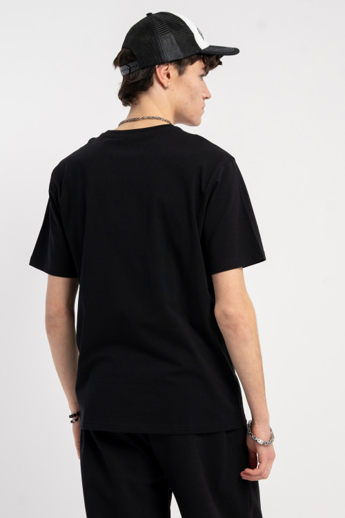 Czarny t-shirt z autorską grafiką z przodu