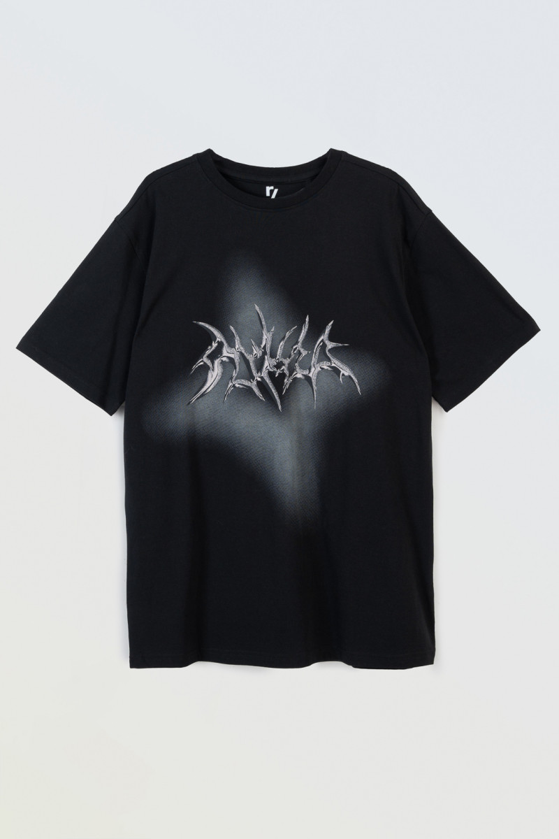 Czarny t-shirt z autorską grafiką z przodu