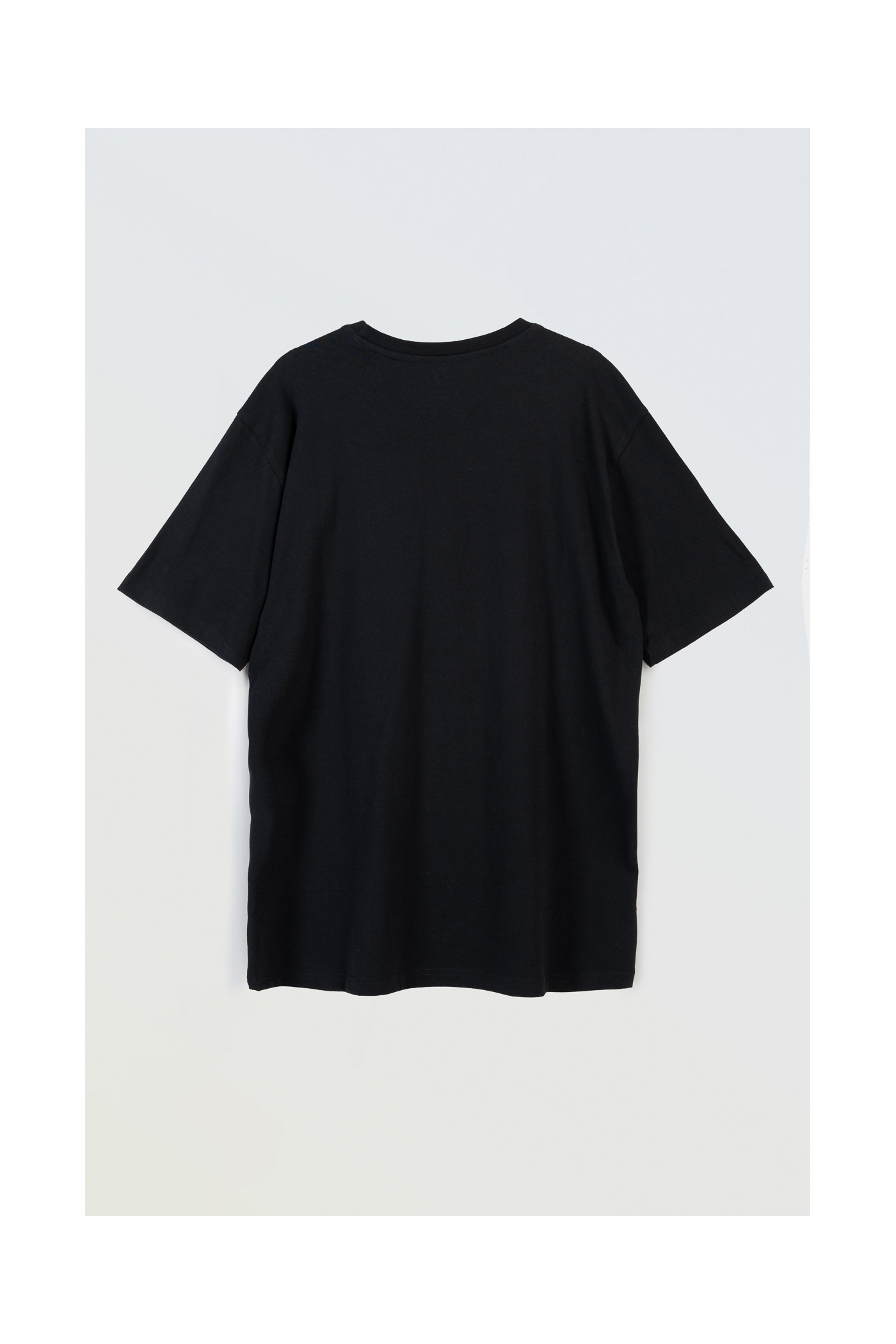 Czarny t-shirt z autorską grafiką z przodu