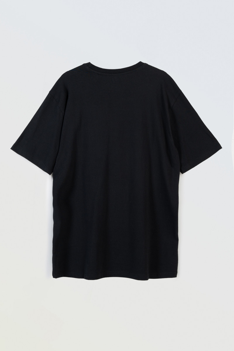 Czarny t-shirt z autorską grafiką z przodu