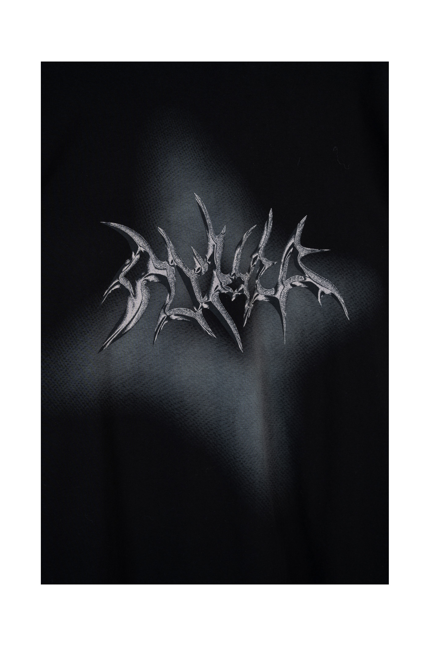 Czarny t-shirt z autorską grafiką z przodu