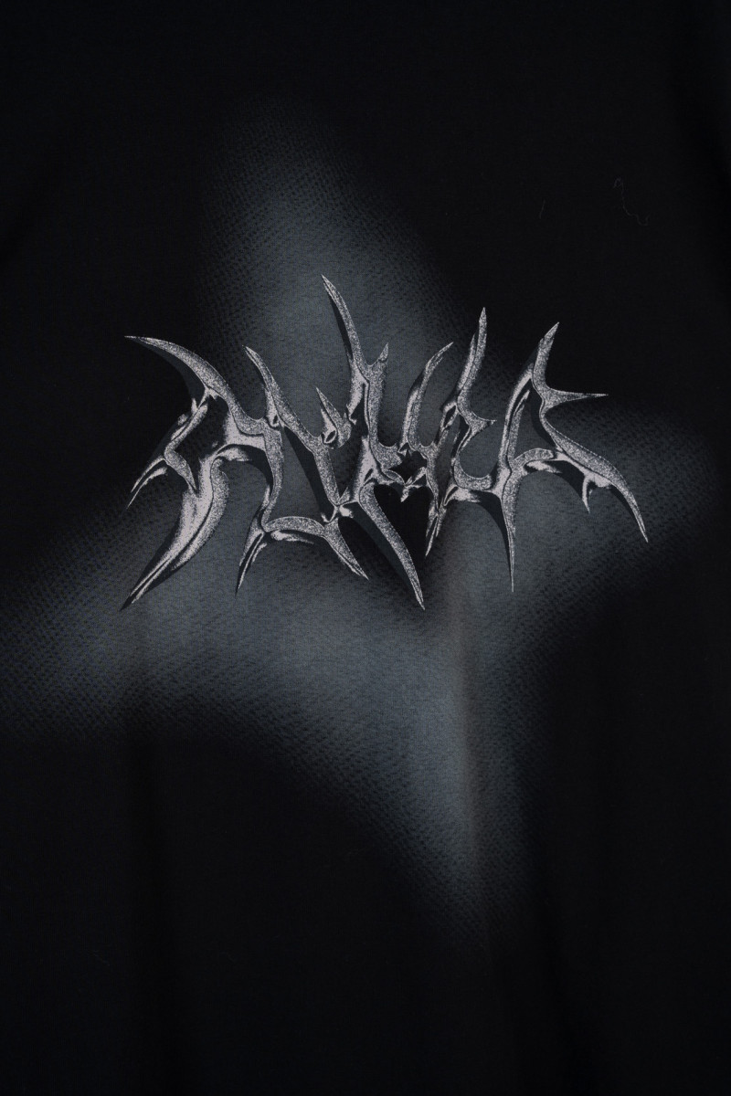 Czarny t-shirt z autorską grafiką z przodu