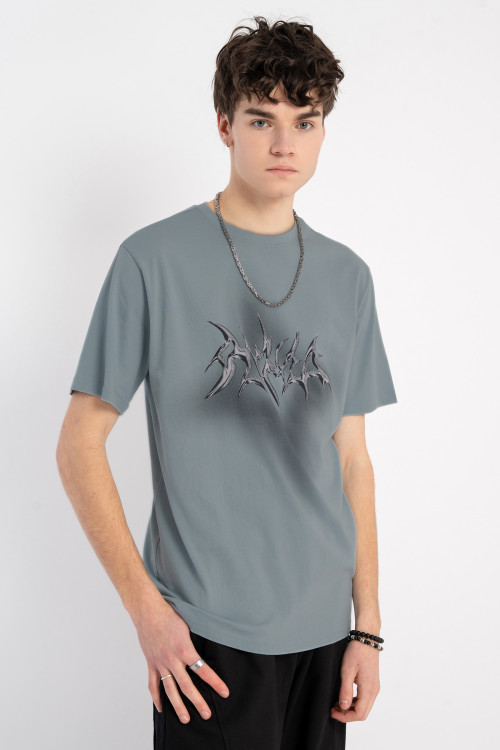 Jasnoniebieski t-shirt z autorską grafiką z przodu
