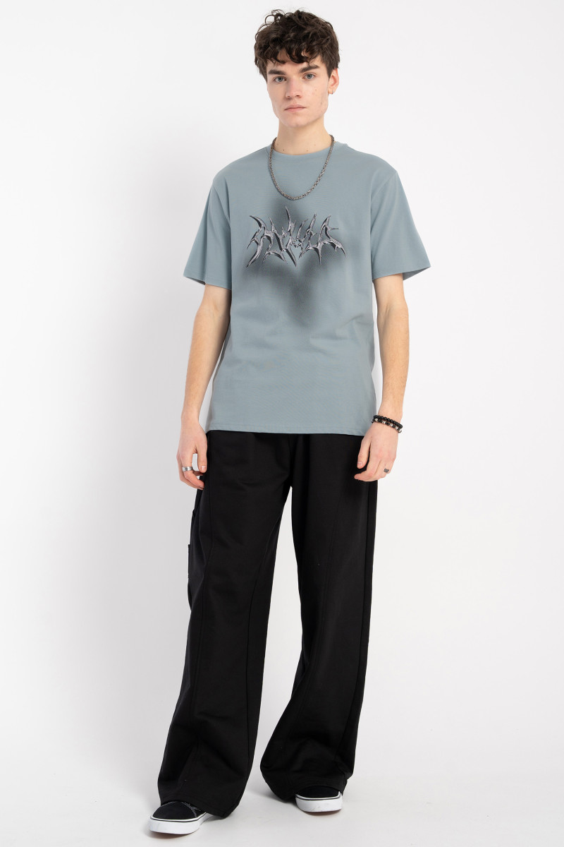 Jasnoniebieski t-shirt z autorską grafiką z przodu