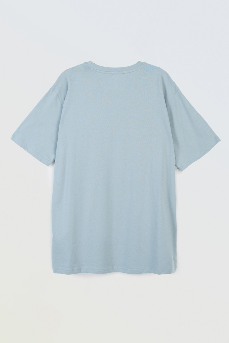 Jasnoniebieski t-shirt z autorską grafiką z przodu