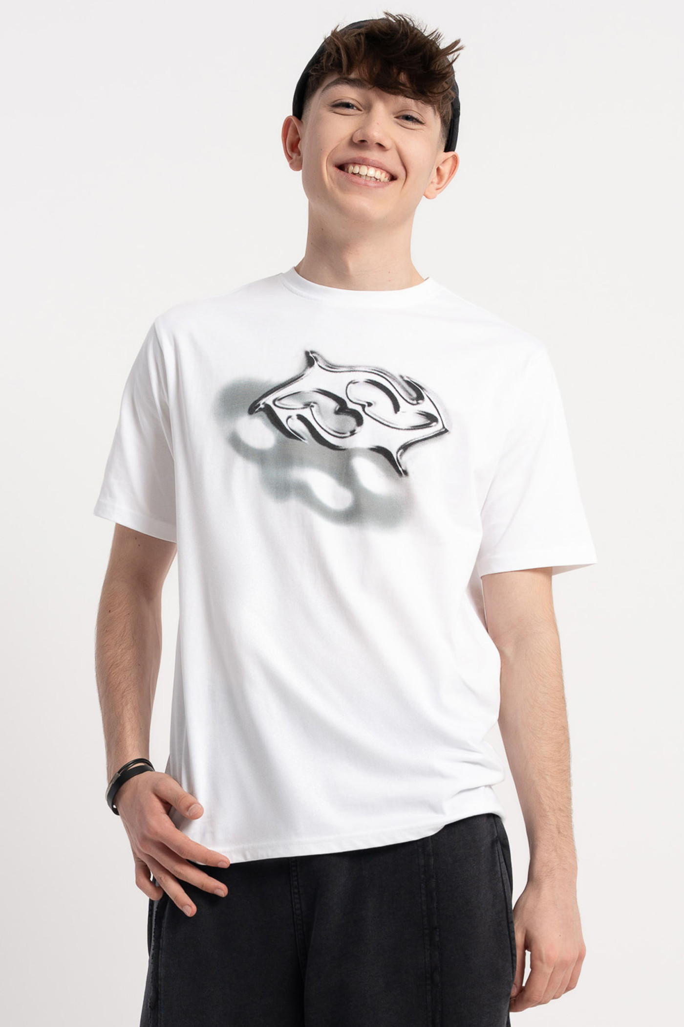 Biały t-shirt z autorską grafiką z przodu