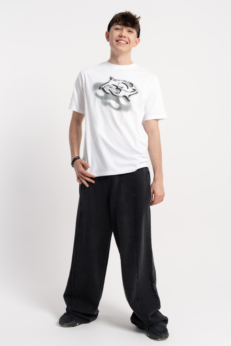 Biały t-shirt z autorską grafiką z przodu