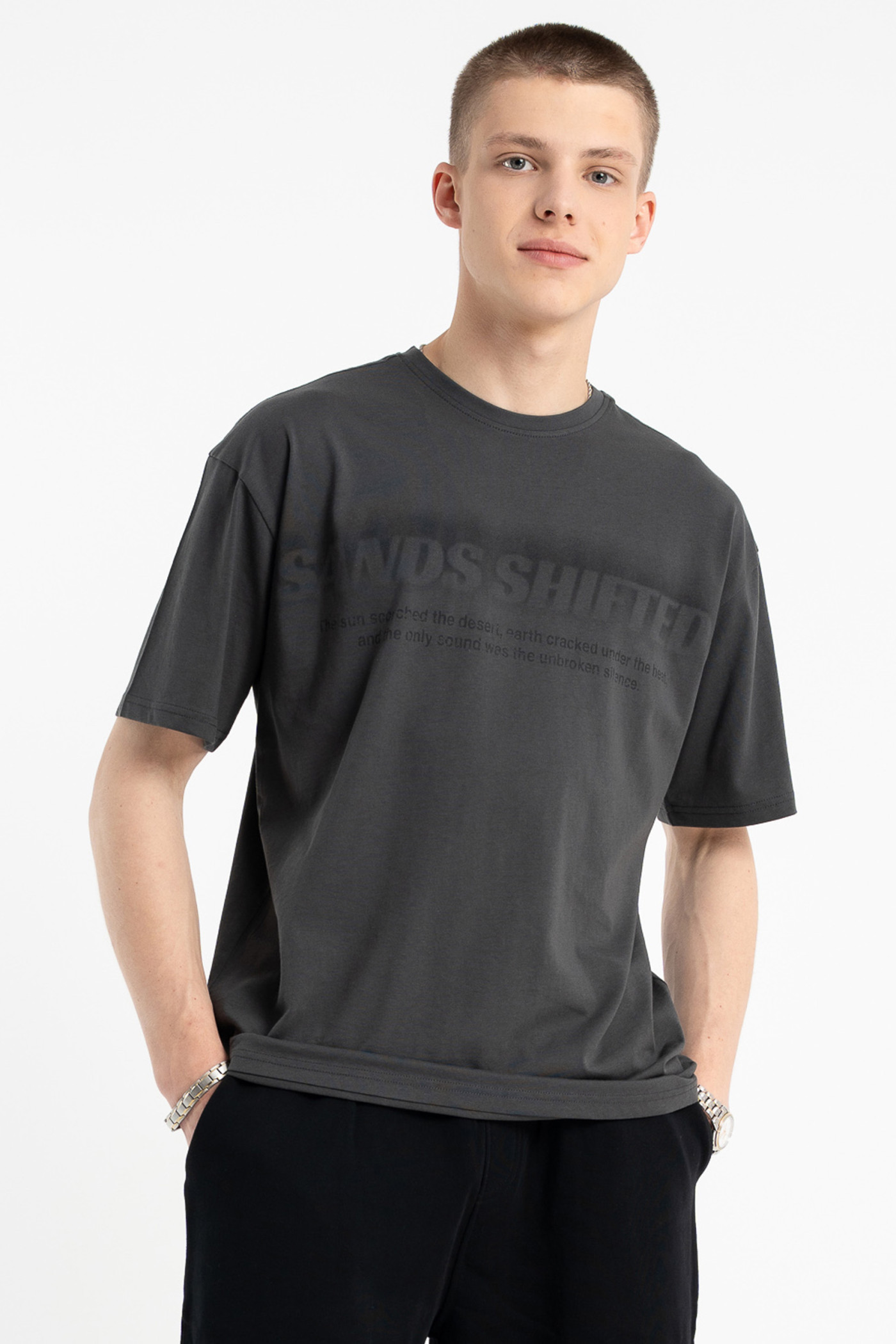 Grafitowy t-shirt z autorską grafiką z przodu