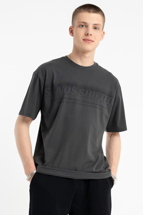 Grafitowy t-shirt z autorską grafiką z przodu