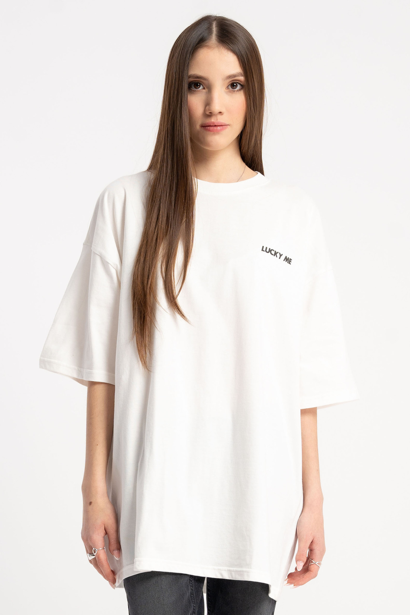 Biały t-shirt z autorską grafiką z tyłu