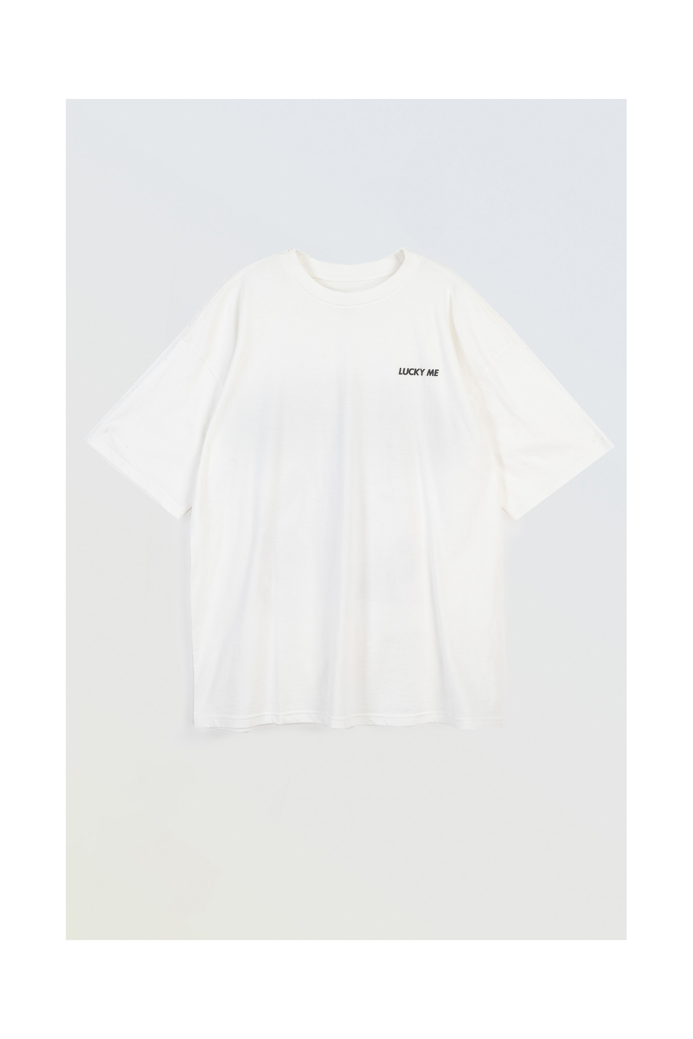 Biały t-shirt z autorską grafiką z tyłu