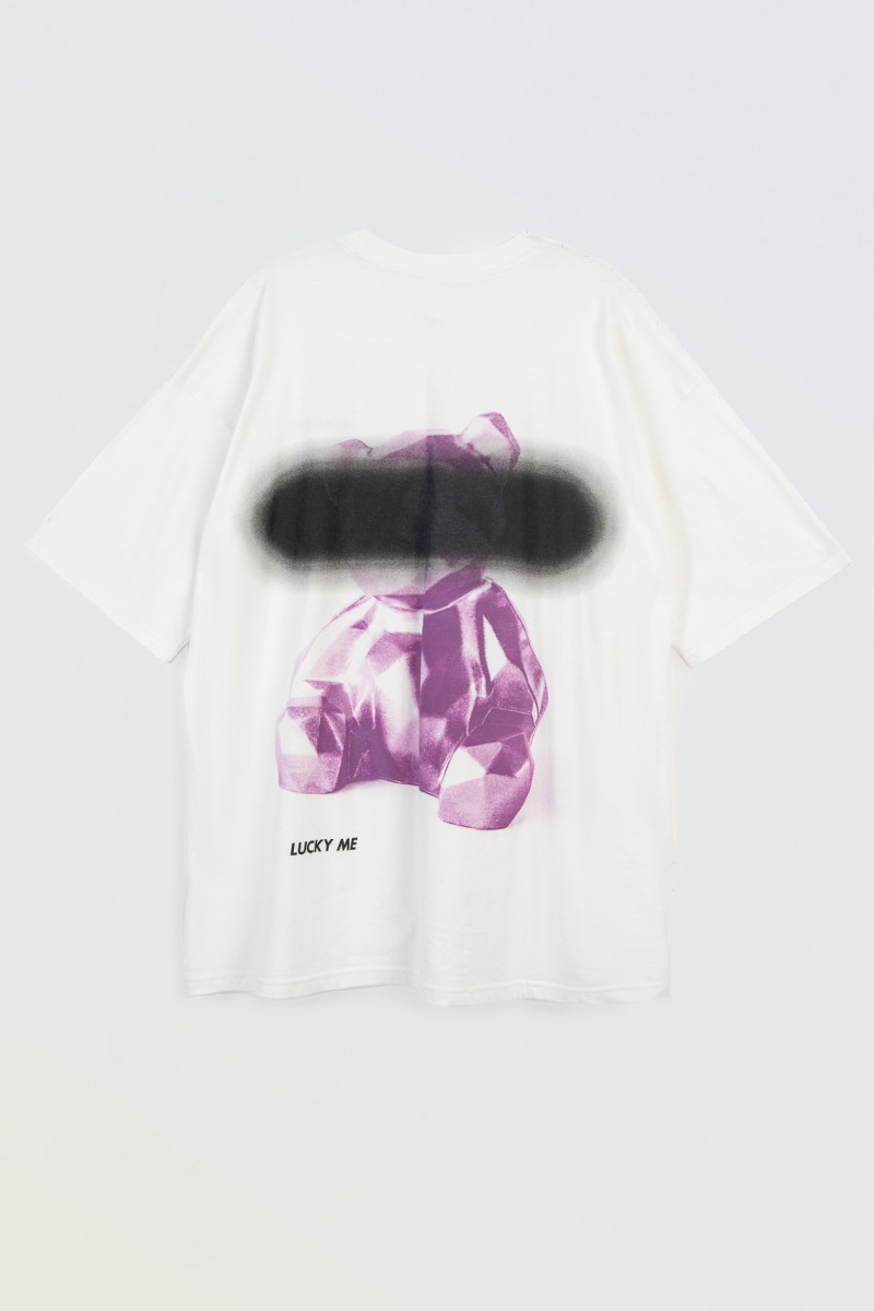 Biały t-shirt z autorską grafiką z tyłu