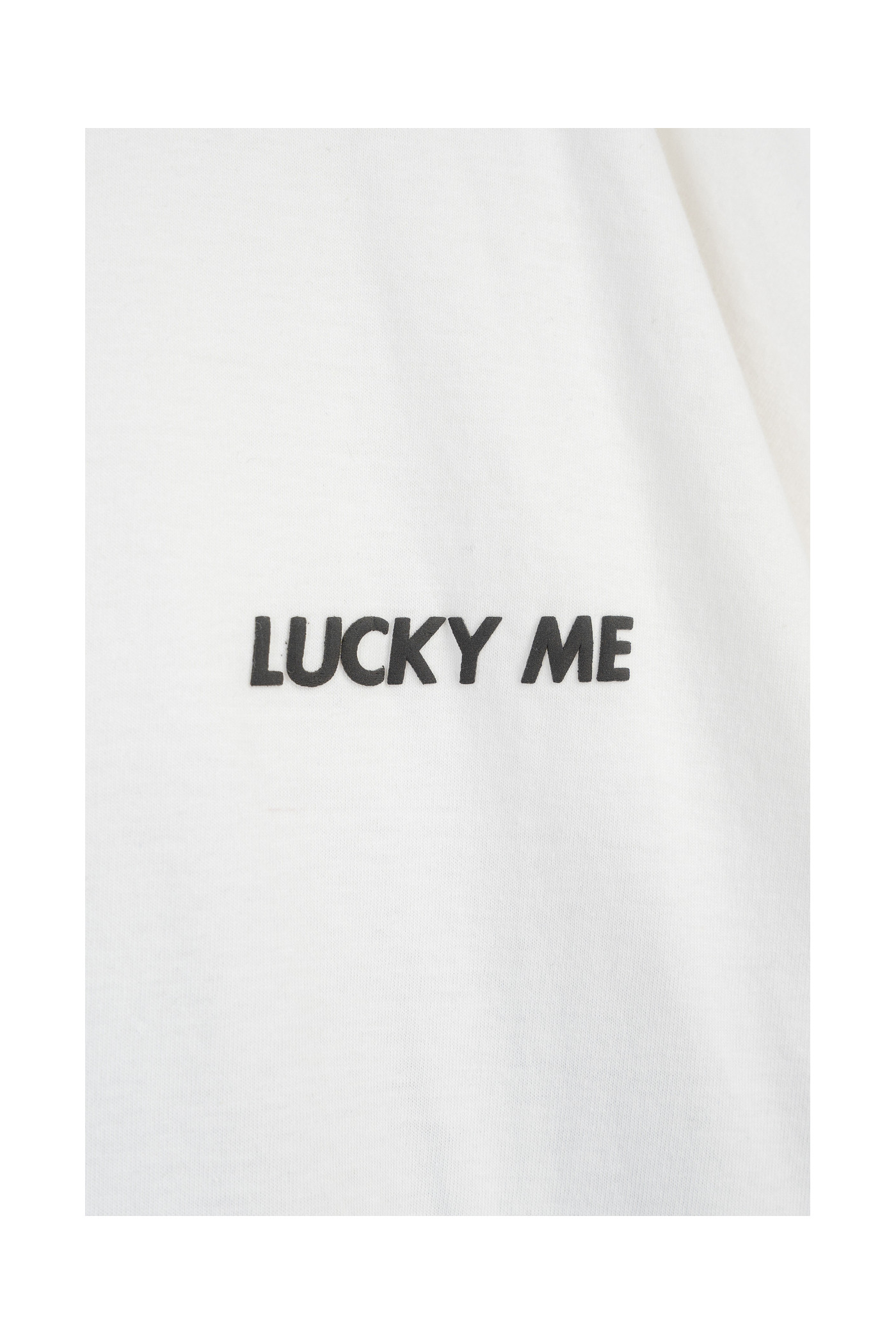 Biały t-shirt z autorską grafiką z tyłu