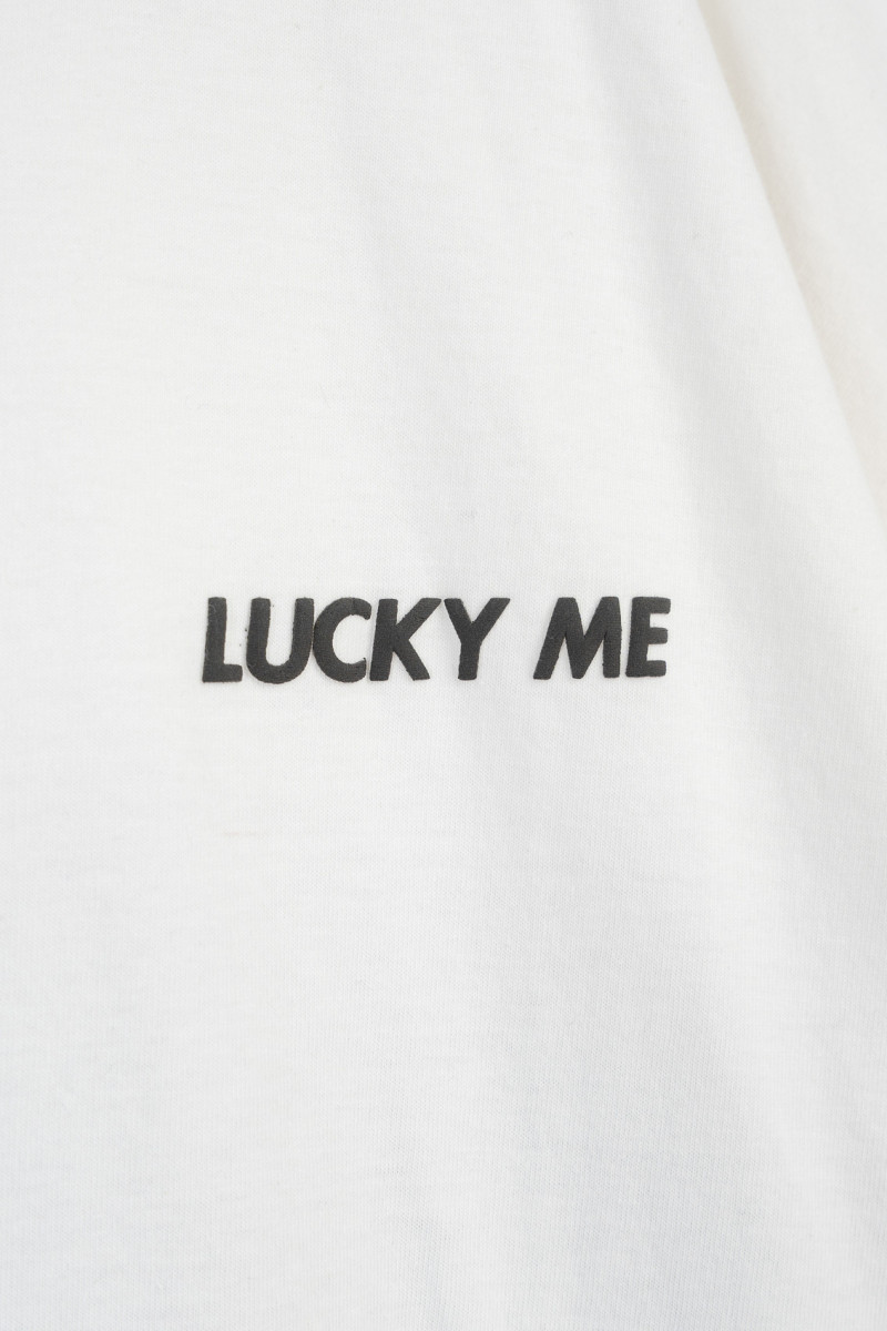 Biały t-shirt z autorską grafiką z tyłu