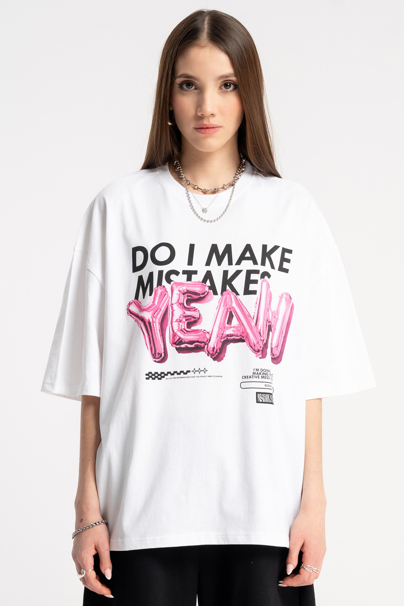 Biały t-shirt z autorską grafiką z przodu