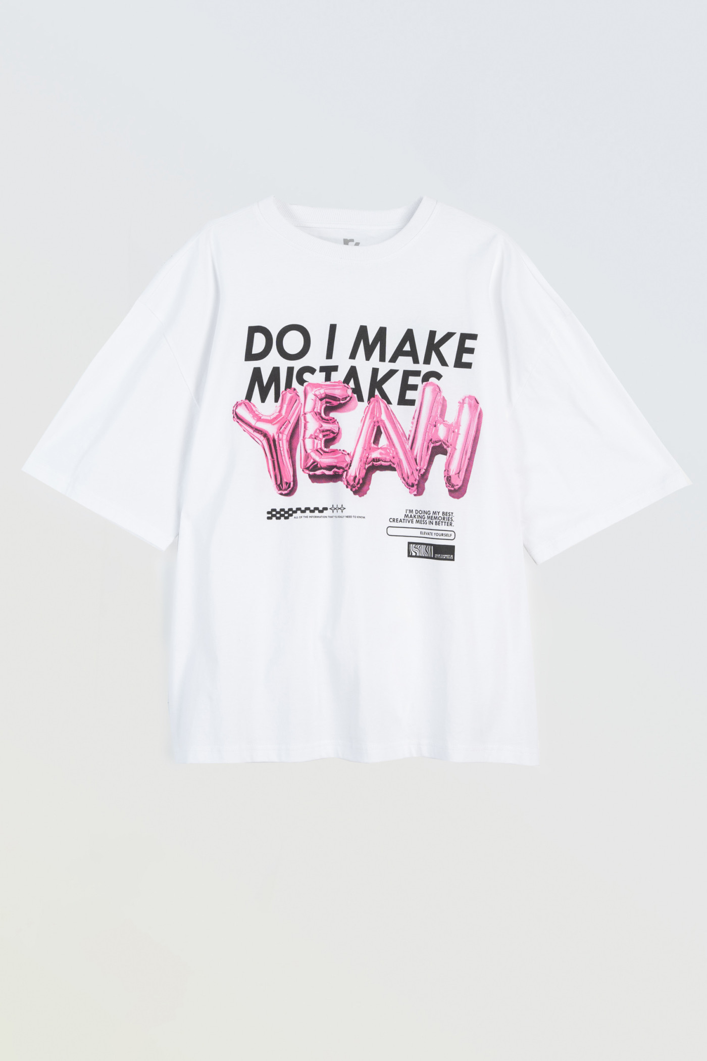 Biały t-shirt z autorską grafiką z przodu