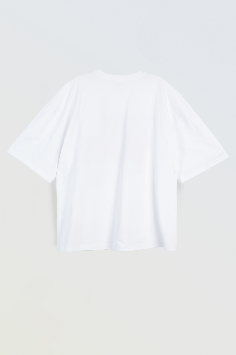 Biały t-shirt z autorską grafiką z przodu