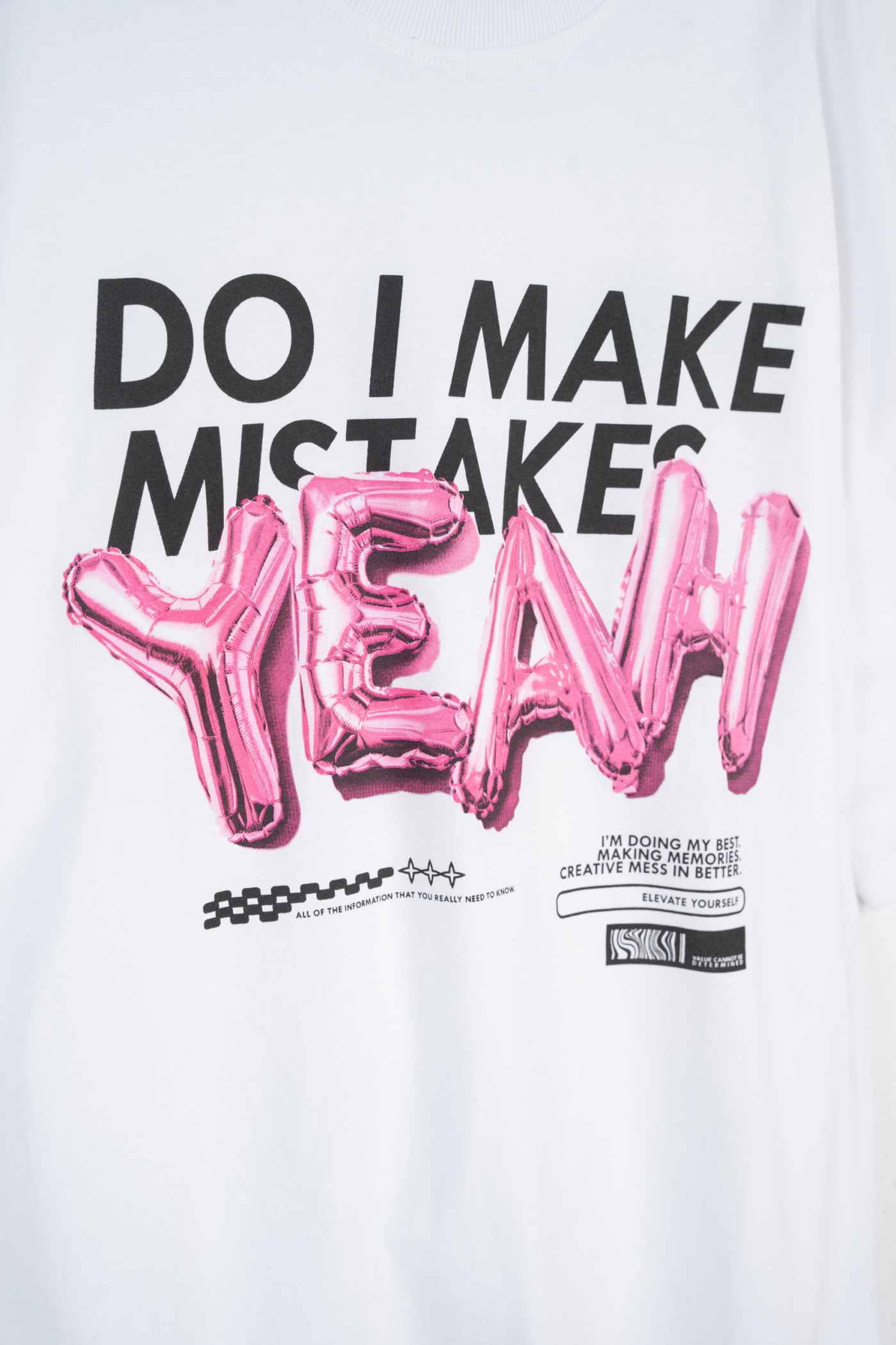 Biały t-shirt z autorską grafiką z przodu