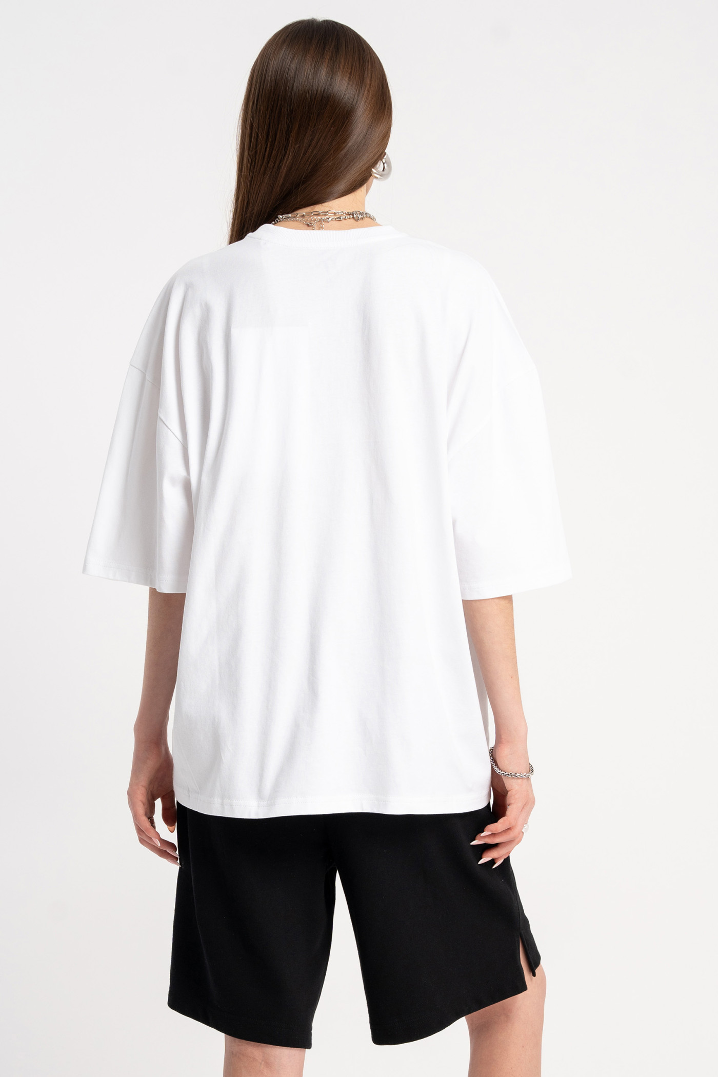 Biały t-shirt z autorską grafiką z przodu