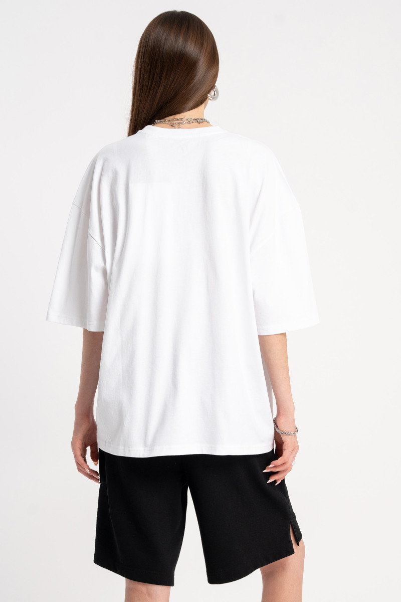 Biały t-shirt z autorską grafiką z przodu