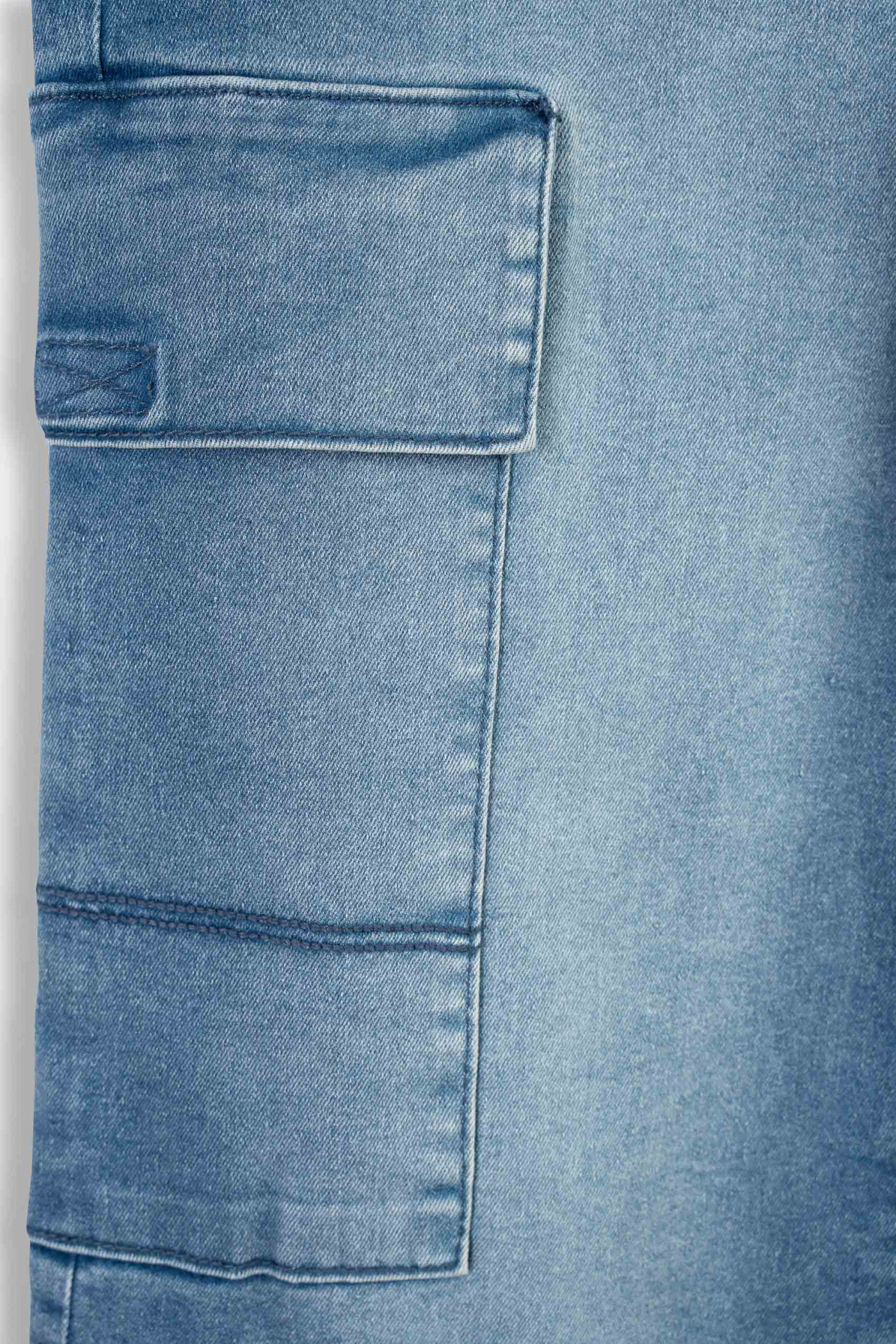 Niebieskie spodnie jeansowe typu CARGO z efektem sprania