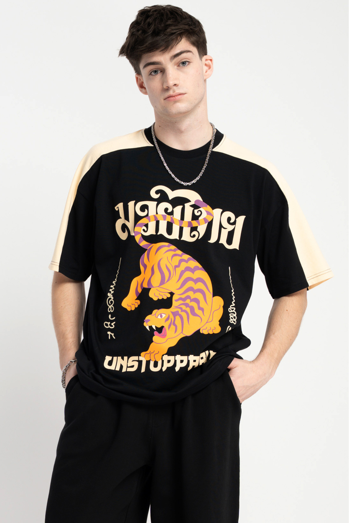 Kolorowy t-shirt z autorską grafiką z przodu