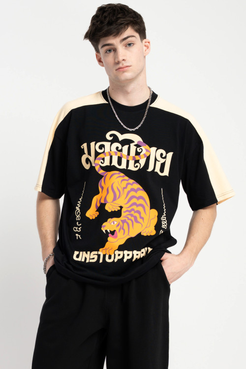 Kolorowy t-shirt z autorską grafiką z przodu