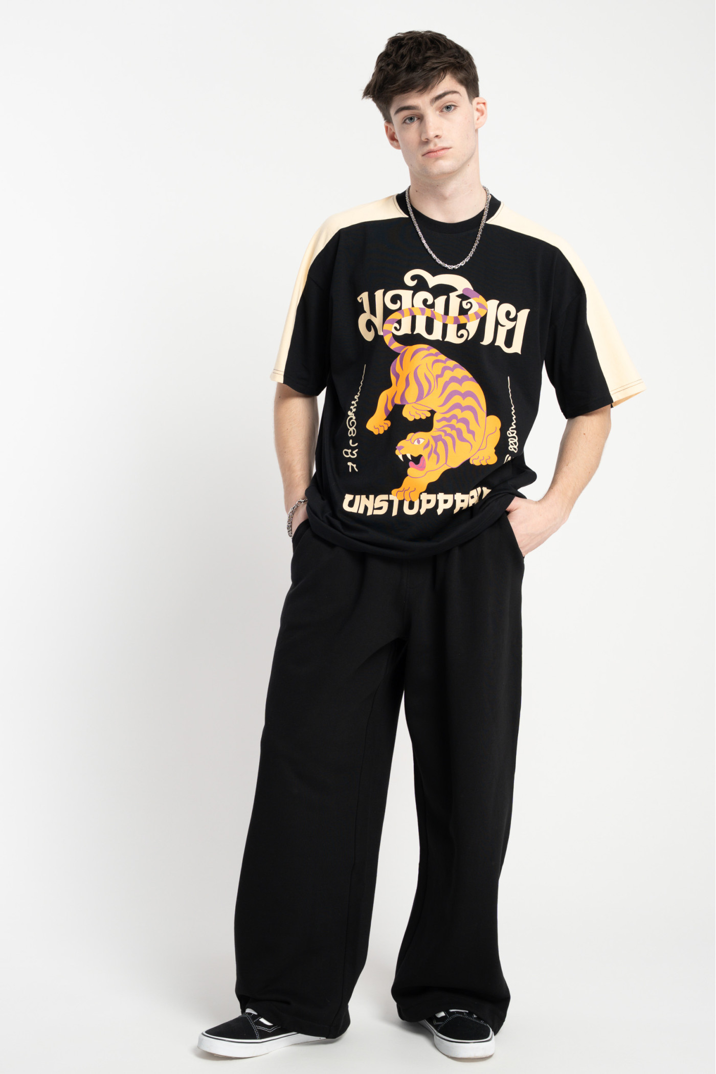 Kolorowy t-shirt z autorską grafiką z przodu