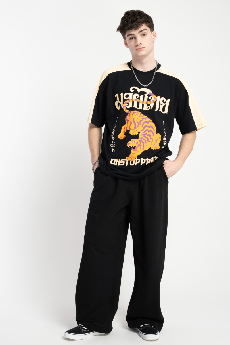 Kolorowy t-shirt z autorską grafiką z przodu