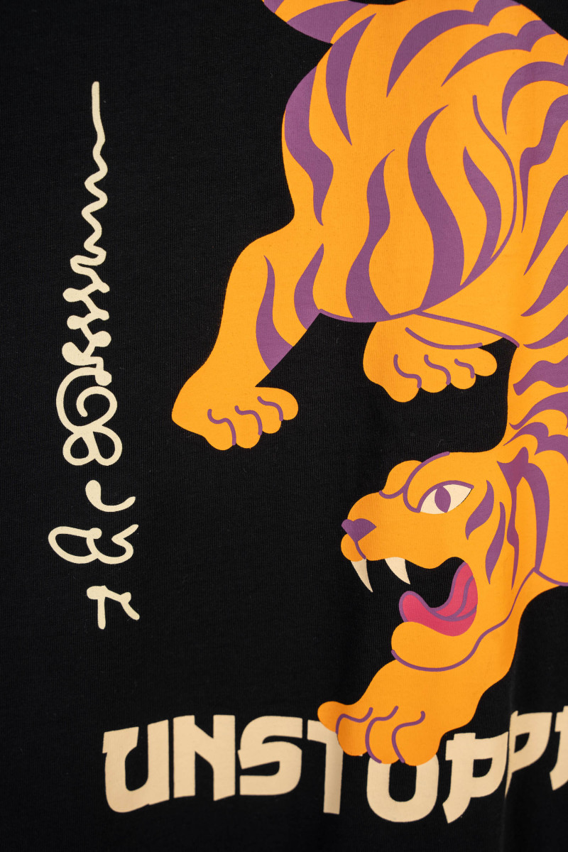 Kolorowy t-shirt z autorską grafiką z przodu