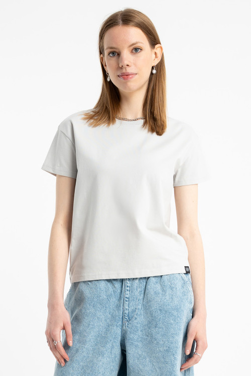 Jasnoszary t-shirt bez nadruków z ozdobną naszywką