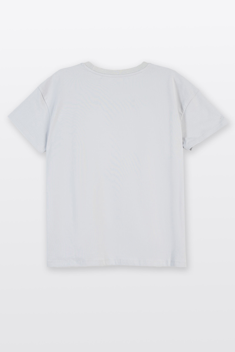 Jasnoszary t-shirt bez nadruków z ozdobną naszywką