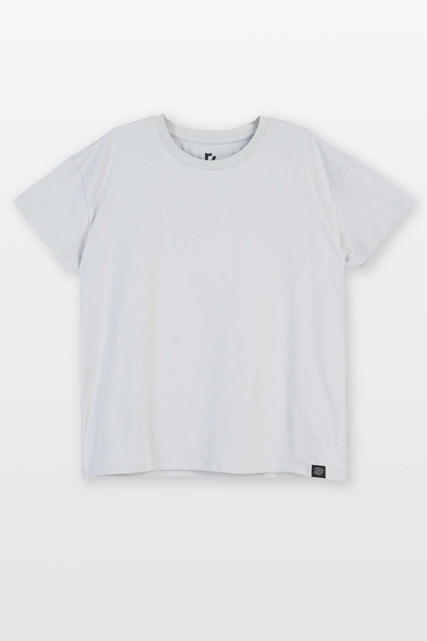 Jasnoszary t-shirt bez nadruków z ozdobną naszywką
