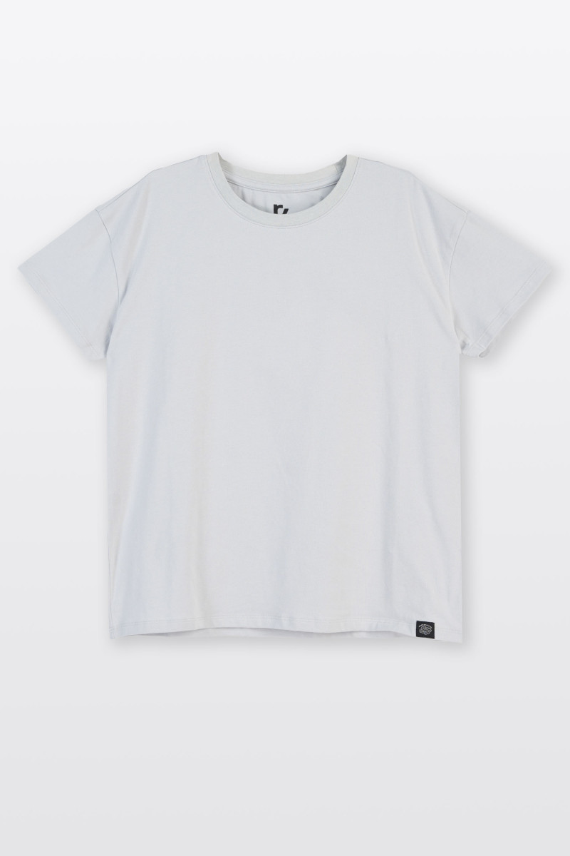 Jasnoszary t-shirt bez nadruków z ozdobną naszywką