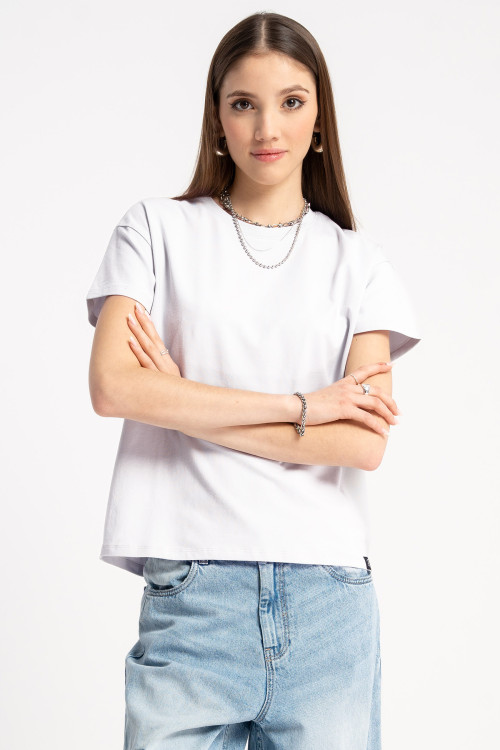 Biały t-shirt bez nadruków z ozdobną naszywką