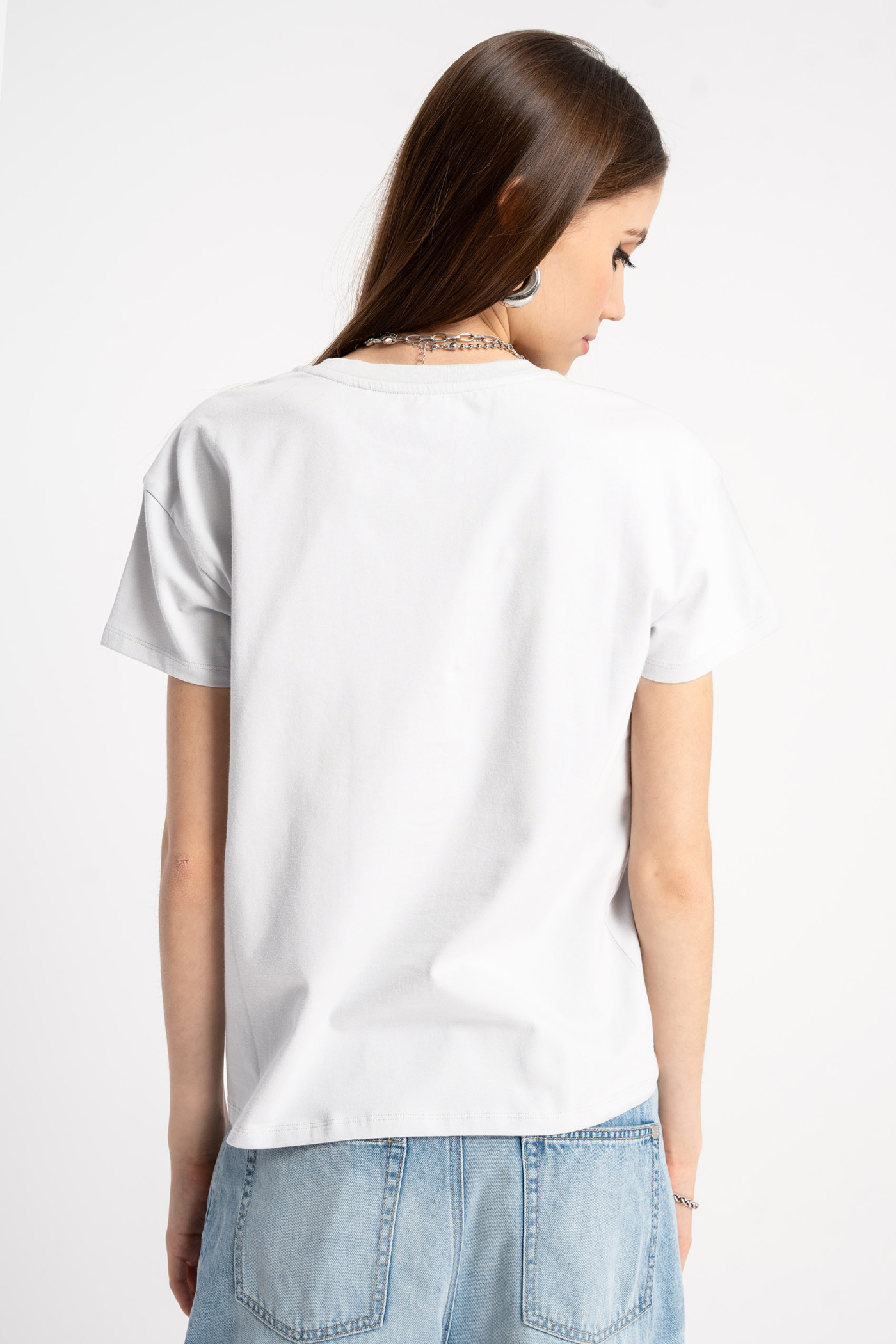 Biały t-shirt bez nadruków z ozdobną naszywką