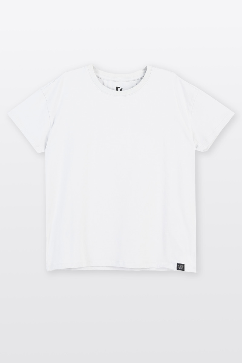 Biały t-shirt bez nadruków z ozdobną naszywką