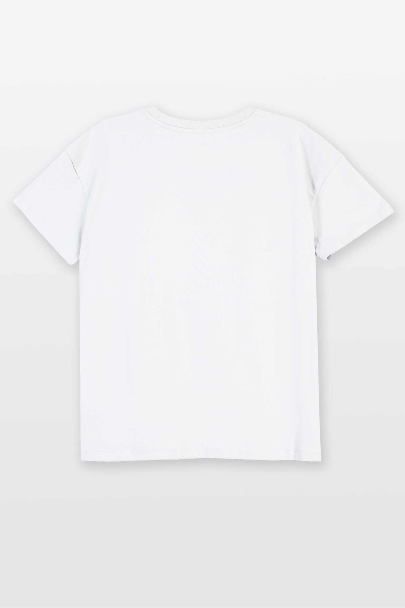 Biały t-shirt bez nadruków z ozdobną naszywką